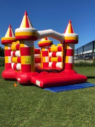 894E8FAF AEBD 4777 B297 3BE814F690D1 1683584181 18'x18' Castle Bounce