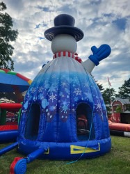 C30BFE98 2B98 46CA 9F32 0F18D4E21F16 1753978433 27 FT Snowman Igloo Bounce House